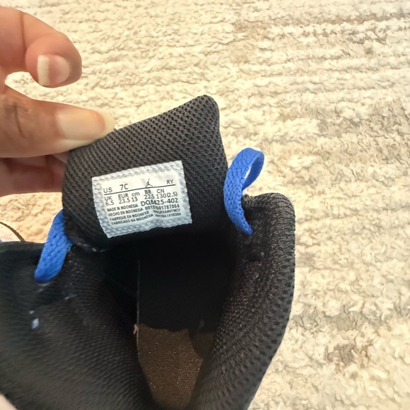 Nike Jordan Kids Sneakers in Blue and Black - Picture 7 of 8
